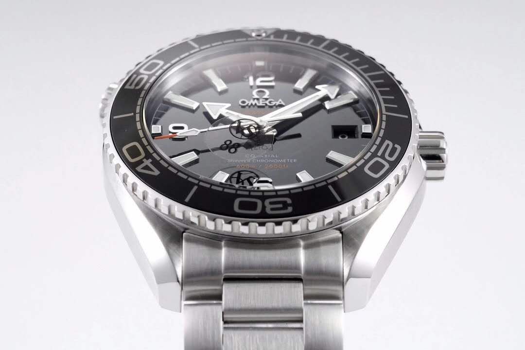 Seamaster Planet Ocean 600M Co-Axial Master Chronometer Black Dial 39.5mm on Bracelet